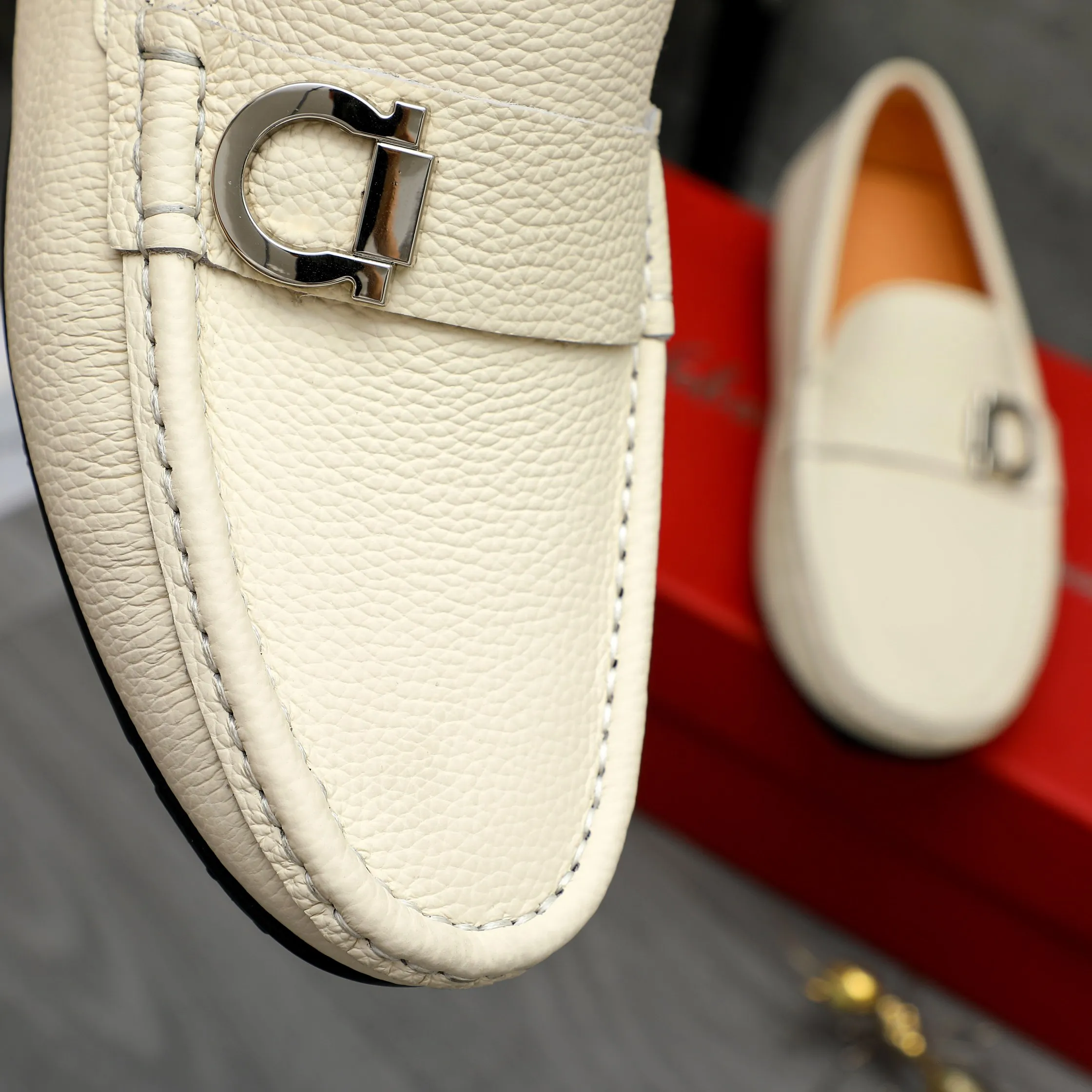 Men's shoes 💰380 Product trademark: Ferragamo "Ferragamo" casual slip-on shoes Regular size: 38-45 (45 is custom-made and non-returnable) Product materials: Selected high-quality pebbled cowhide upper, pigskin lining, rubber outsole